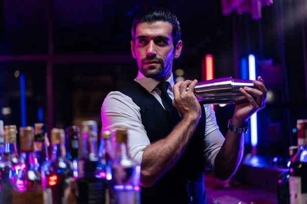 Recherche d'un barman privé à Paris : les compétences qu'il doit avoir