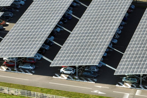 Est-il obligatoire d'obtenir un permis de construire pour installer une petite ombrière photovoltaïque ?